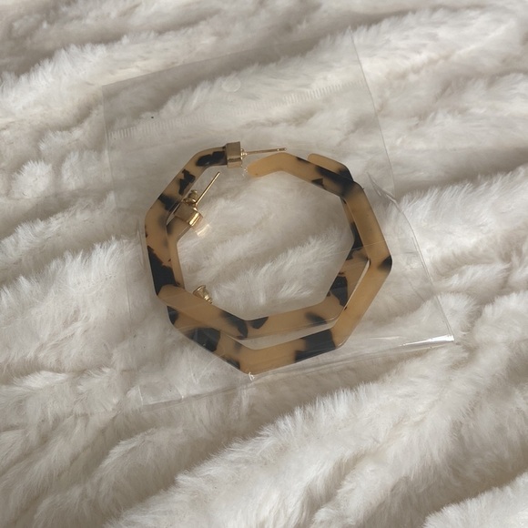 𝅺NEW in package Tortoise Resin Geometric Hoops - Picture 2 of 3